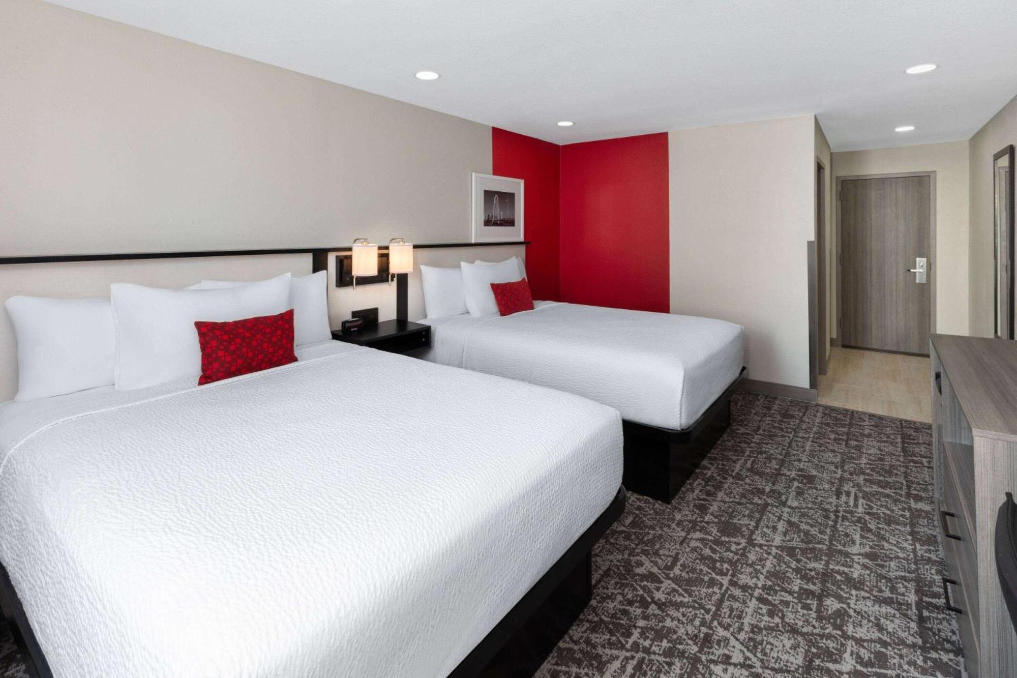 Ramada By Wyndham Dfw Airport Hotel Irving Exterior photo