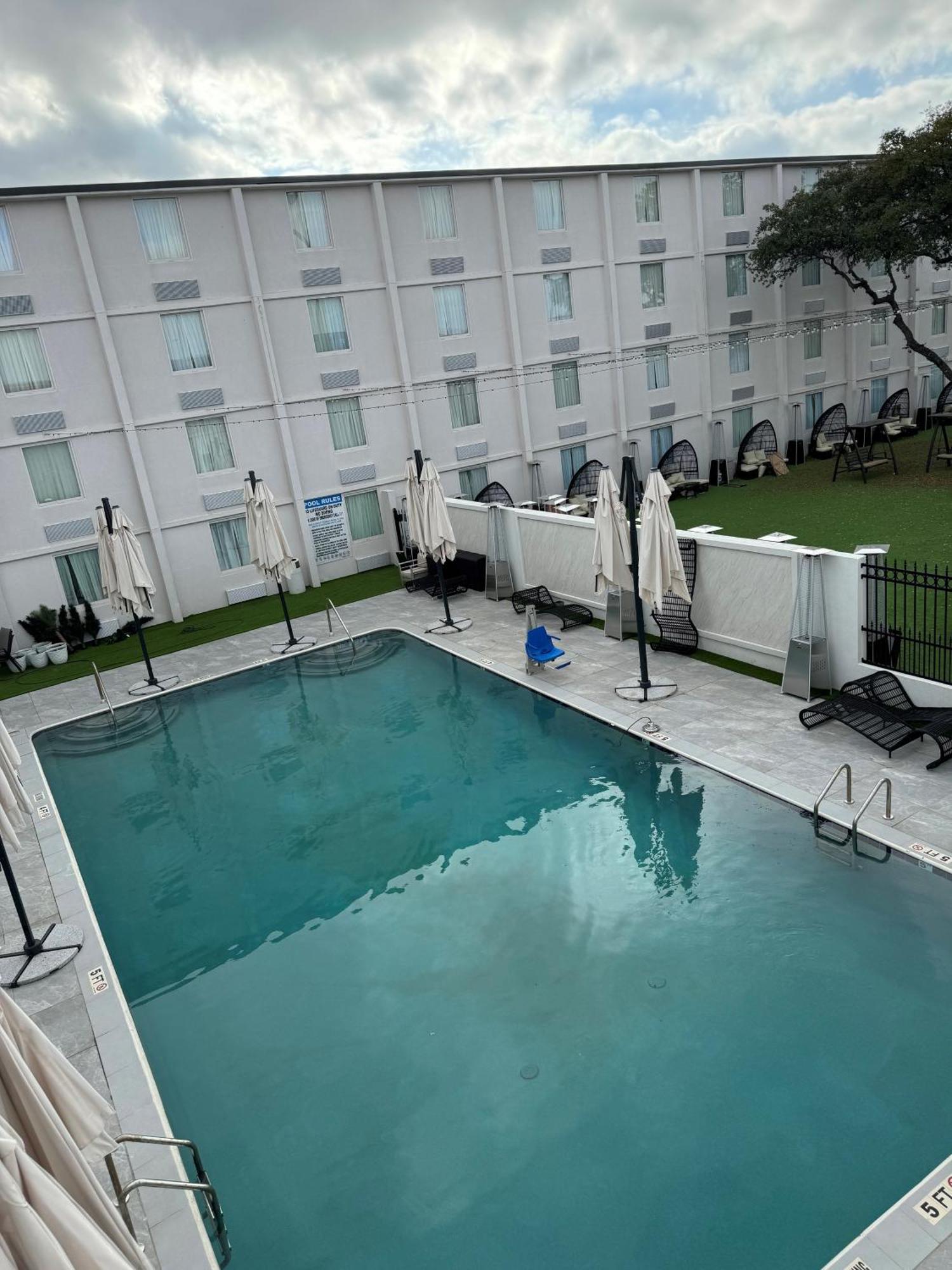 Ramada By Wyndham Dfw Airport Hotel Irving Exterior photo